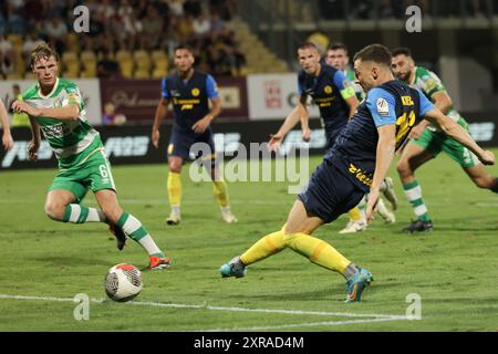 Celje, Slowenien. August 2024. Mario Kvesic (Front, R) von Celje FC schießt beim ersten Spiel der 3. Qualifikationsrunde für die Europa League zwischen Celje FC und Shamrock Rovers am 8. August 2024 in Celje, Slowenien. Quelle: Zeljko Stevanic/Xinhua/Alamy Live News Stockfoto