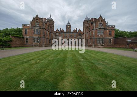 View of Aston Hall ist ein denkmalgeschütztes jakobinisches Haus-Museum, das von John Thorpe entworfen wurde und zwischen 1618 und 1635 erbaut wurde. In Aston, Birmingham, 9. August 2024 Unit Stockfoto