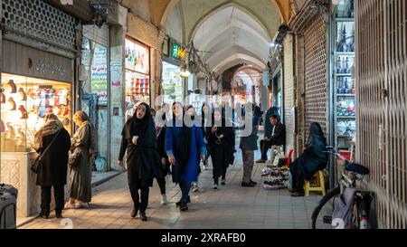 Kashan, Iran - 28. April 2019: Der historische iranische Basar von Kaschan ist ein beliebtes Wahrzeichen für Touristen und Einheimische. Stockfoto