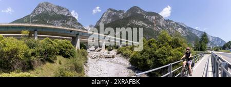 Frau mit E-Bike auf der alpe adria Radroute ( Pontebanna ) durch das Val Canale in Italien Stockfoto