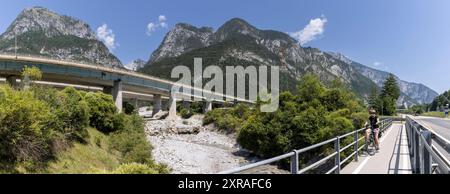 Frau mit E-Bike auf der alpe adria Radroute ( Pontebanna ) durch das Val Canale in Italien Stockfoto