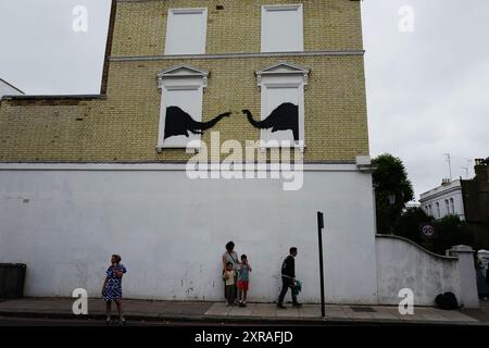 London, Großbritannien. August 2024. Der Straßenkünstler Banski enthüllt am 8. August 2024 zwei Elefanten in Chelsea, London. (Foto: Laura Chiesa/Pacific Press/SIPA USA) Credit: SIPA USA/Alamy Live News Stockfoto