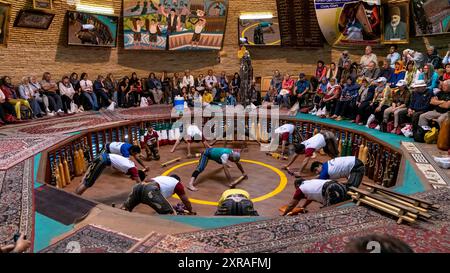 Yazd, Iran - 1. Mai 2019: Touristen beobachten Pahlevani- und Zoorkhaneh-Rituale. Traditioneller iranischer Ringsport, um Krieger zu trainieren. Stockfoto