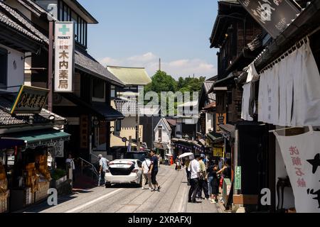 Narita, Japan - 23. Juli 2024: Omotesando Street gesäumt von traditionellen japanischen Geschäften, die zum berühmten Naritasan Shinsho-JI Tempel in der Nähe von Tokio führt Stockfoto