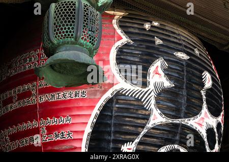 Narita, Japan - 23. Juli 2024: Eine Nahaufnahme der japanischen Laterne im Niomon-Tor des buddhistischen Naritasan Shinsho-JI-Tempels in der Nähe von Tokio Stockfoto