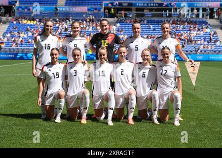 Lyon, Frankreich. August 2024. Olympische Spiele, Paris 2024, Fußball, Frauen, Spiel um den dritten Platz, Spanien - Deutschland, Groupama-Stadion, die deutschen Spieler stellten sich vor dem Spiel für ein Mannschaftsbild an. Quelle: Marcus Brandt/dpa/Alamy Live News Stockfoto