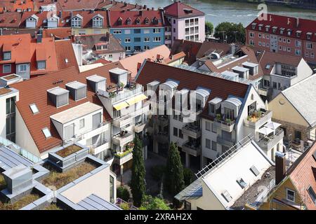 Blick auf die Dächer mit Dachbalken von mehrstöckigen Wohnhäusern mit Balkonen in einer Stadt von oben, Würzburg, Deutschland Stockfoto