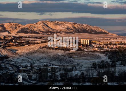 Wunderschöne Winterlandschaft: Schatten und Licht bei Sonnenaufgang in Mazedonien. Stockfoto