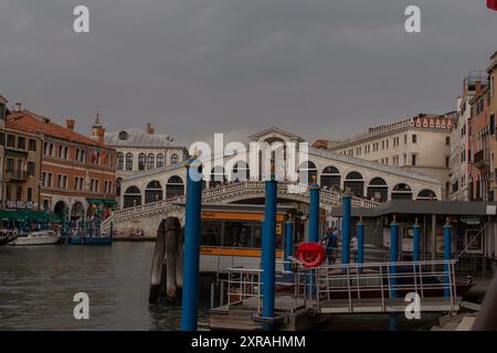 Venedig, Italien - 06.15.2022: Blick auf den Canal Grande von einer der Fußgängerstraßen der Stadt. Stockfoto