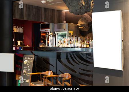 Werbeschilder, Beschneidungspfad. Zeigt eine Liste der im Restaurant verfügbaren Speisen und Getränke an. Das Schild befindet sich vor einer Bar, die Ihnen helfen kann Stockfoto