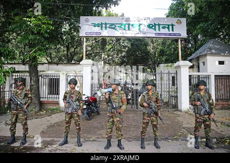 Bangladesch nach der Flucht aus Bangladesch stehen Militärangehörige am 9. August 2024 auf einer leeren Polizeistation in Dhaka Wache. Der Nobelpreisträger Muhammad Yunus führte am 9. August eine feierliche Hommage an Bangladeschs gefallene Unabhängigkeitshelden an, nachdem ein studentischer Aufstand den Vorgänger Scheich Hasina ins Exil zwang. Yunus, 84 Jahre alt, wurde am Donnerstagabend vereidigt, nachdem er nach dem plötzlichen Ende der 15-jährigen Herrschaft von Hasina auf Antrag von Protestführern aus Europa zurückgekehrt war. Dhaka Dhaka Bezirk Bangladesch Copyright: XHabiburxRahmanx Stockfoto