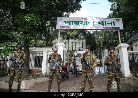 Bangladesch nach der Flucht aus Bangladesch stehen Militärangehörige am 9. August 2024 auf einer leeren Polizeistation in Dhaka Wache. Der Nobelpreisträger Muhammad Yunus führte am 9. August eine feierliche Hommage an Bangladeschs gefallene Unabhängigkeitshelden an, nachdem ein studentischer Aufstand den Vorgänger Scheich Hasina ins Exil zwang. Yunus, 84 Jahre alt, wurde am Donnerstagabend vereidigt, nachdem er nach dem plötzlichen Ende der 15-jährigen Herrschaft von Hasina auf Antrag von Protestführern aus Europa zurückgekehrt war. Dhaka Dhaka Bezirk Bangladesch Copyright: XHabiburxRahmanx Stockfoto