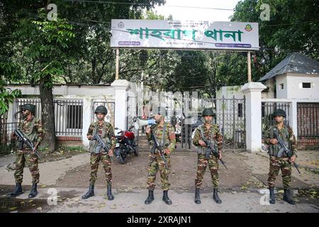 Bangladesch nach der Flucht aus Bangladesch stehen Militärangehörige am 9. August 2024 auf einer leeren Polizeistation in Dhaka Wache. Der Nobelpreisträger Muhammad Yunus führte am 9. August eine feierliche Hommage an Bangladeschs gefallene Unabhängigkeitshelden an, nachdem ein studentischer Aufstand den Vorgänger Scheich Hasina ins Exil zwang. Yunus, 84 Jahre alt, wurde am Donnerstagabend vereidigt, nachdem er nach dem plötzlichen Ende der 15-jährigen Herrschaft von Hasina auf Antrag von Protestführern aus Europa zurückgekehrt war. Dhaka Dhaka Bezirk Bangladesch Copyright: XHabiburxRahmanx Stockfoto