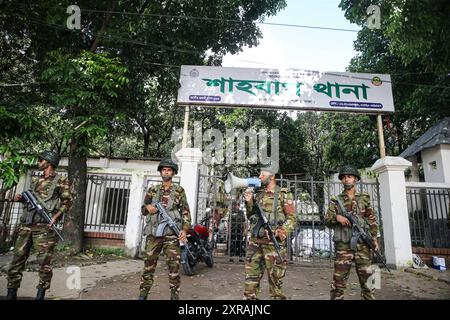 Bangladesch nach der Flucht aus Bangladesch stehen Militärangehörige am 9. August 2024 auf einer leeren Polizeistation in Dhaka Wache. Der Nobelpreisträger Muhammad Yunus führte am 9. August eine feierliche Hommage an Bangladeschs gefallene Unabhängigkeitshelden an, nachdem ein studentischer Aufstand den Vorgänger Scheich Hasina ins Exil zwang. Yunus, 84 Jahre alt, wurde am Donnerstagabend vereidigt, nachdem er nach dem plötzlichen Ende der 15-jährigen Herrschaft von Hasina auf Antrag von Protestführern aus Europa zurückgekehrt war. Dhaka Dhaka Bezirk Bangladesch Copyright: XHabiburxRahmanx Stockfoto