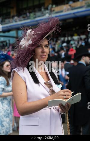 Ascot, Großbritannien. Juni 2024. Eine Dame schaut sich die Pferde in Royal Ascot am Ladies Day 2024 an. Kredit: Maureen McLean/Alamy Stockfoto