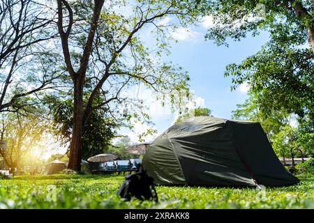 Camping Picknick grüner Zeltplatz im Wanderwald im Freien. Camper während des Campingplatzes in der Natur im Sommer-Ausflugscamp. Abenteuer Reise Vacati Stockfoto