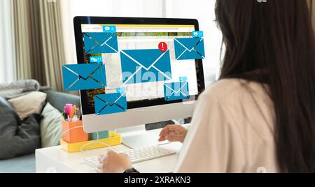 E-Mail-E-Mail-Posteingang für elektronische Kommunikation auf Computerbildschirm im Internet. E-Mail-Marketing und Newsletter-Konzept. Frau, die Computer benutzt Stockfoto