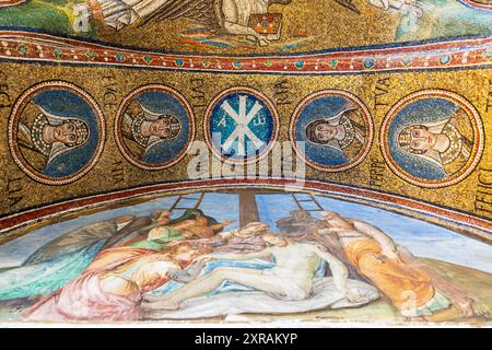 Blick auf mittelalterliche Mosaike an der Decke der historischen Basilika in Ravenna Stockfoto