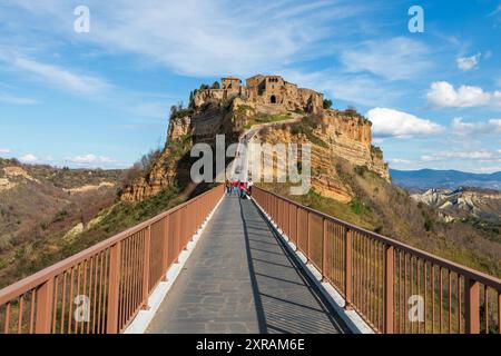 Der einzige Zufahrtsweg zum berühmten mittelalterlichen Dorf Civita di Bagnoregio Stockfoto