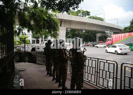 Armeeangehörige stehen während der Sperrstunde in der Hauptstadt Bangladesch am 26. Juli 2024 in der Nähe des High Court Wache Stockfoto