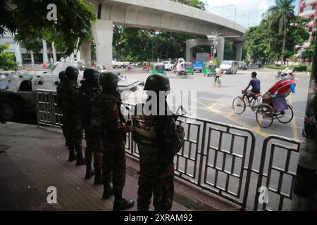 Armeeangehörige stehen während der Sperrstunde in der Hauptstadt Bangladesch am 26. Juli 2024 in der Nähe des High Court Wache Stockfoto