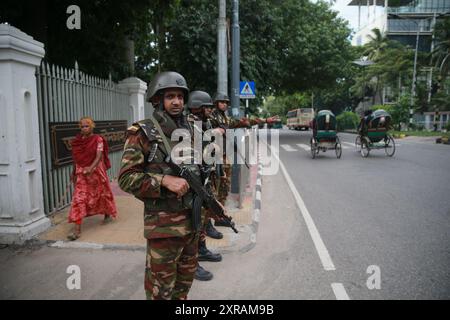 Armeeangehörige stehen während der Sperrstunde in der Hauptstadt Bangladesch am 26. Juli 2024 in der Nähe des High Court Wache Stockfoto