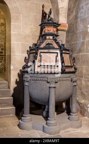 Dietkirchen bei Limburg, Ehem. Stiftskirche St. Lubentius, Spätromanisches Taufbecken im nördlichen Seitenschiff Stockfoto