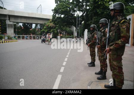 Armeeangehörige stehen während der Sperrstunde in der Hauptstadt Bangladesch am 26. Juli 2024 in der Nähe des High Court Wache Stockfoto