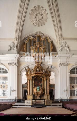 Weilburg, Schloßanlage, Schloß- und Stadtkirche, Innenraum 1707-1713 von J. L. Rothweil erbaut mit Altarkanzel und Orgel Stockfoto