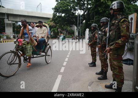 Armeeangehörige stehen während der Sperrstunde in der Hauptstadt Bangladesch am 26. Juli 2024 in der Nähe des High Court Wache Stockfoto