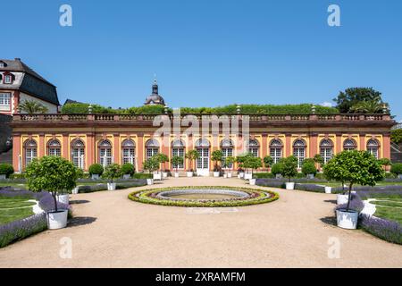 Weilburg, Schloßanlage, unteres Parterre (Lustgarten), Blick zur unteren Orangerie Stockfoto