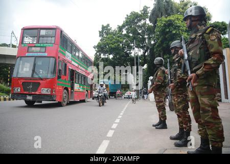 Armeeangehörige stehen während der Sperrstunde in der Hauptstadt Bangladesch am 26. Juli 2024 in der Nähe des High Court Wache Stockfoto