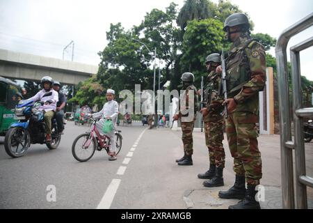 Armeeangehörige stehen während der Sperrstunde in der Hauptstadt Bangladesch am 26. Juli 2024 in der Nähe des High Court Wache Stockfoto