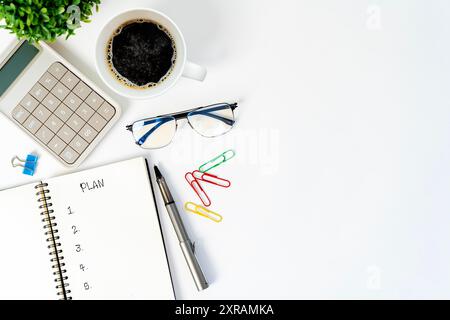 Planen Sie Wörter, die in einem Büronotizbuch geschrieben werden. Neue Herausforderungen, neue Pläne, Zeit für eine Veränderung. Geschäftstermine, Geschäftsproblemplanung Stockfoto