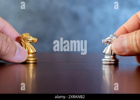 Geschäftsführer und Konfrontationslösungen Schachbrettspiel-Konzept mit Kopierraum für Ihren Text. Geschäftsmann Hände halten Pferde von Angesicht zu Angesicht für B Stockfoto