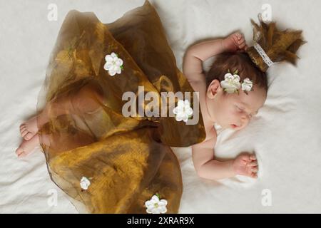 Schönes neugeborenes Mädchen. Neugeborene Kinderprinzessin schläft auf weißem Hintergrund Stockfoto