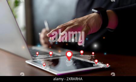 Position der gps-Navigation. GPS-Karte, Weltkarte Standort Pin auf digitalem Tablet. Suchen Sie den Zielort, während Sie mit Find an einem Laptop arbeiten Stockfoto