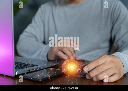 Geschäftsmann mit beleuchteter Glühlampe, Arbeit am Laptop im Büro, zugeschnitten, Konzept für Ideen, Innovation und Inspiration im Geschäft, Business oppo Stockfoto