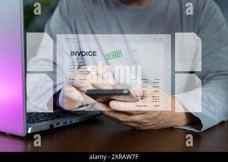 Dokumentieren Sie digitale Rechnungen oder Zahlungsbelege auf Ihrem Smartphone. Zahlung und Fakturierung, Geschäftsrechnung, Finanzoperationskonzept mit Rechnungsstandort Stockfoto