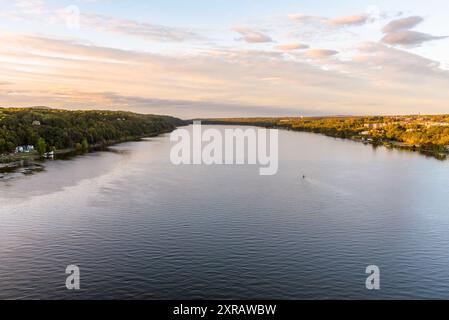 Herrlicher Blick auf den Hudson River, der bei Sonnenuntergang im Herbst zwischen bewaldeten Klippen fließt Stockfoto