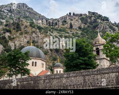 Kirche St. Nikola und Kirche St. Claire von außerhalb der Stadtmauern, Kotor Montenegro. Die Kirche unserer Lieben Frau von Remedy im Hintergrund. Stockfoto