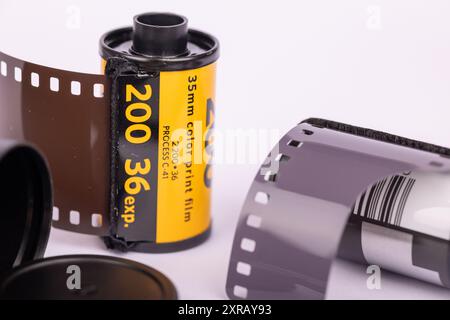 Nahaufnahme von Vintage-Filmrollen auf weißem Hintergrund. Betont die alte Textur und den zeitlosen Reiz alter Filmmedien. Stockfoto