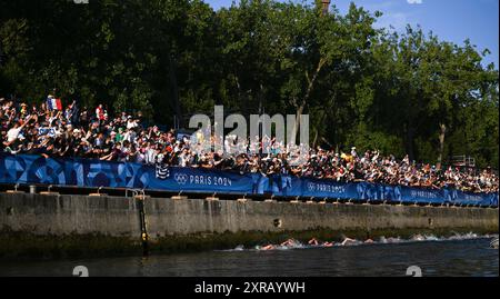 Paris, Frankreich. August 2024. (240809) -- PARIS, 9. August 2024 (Xinhua) -- Kristof Rasovszky (1. L Bottom) von Ungarn tritt während des 10 km langen Marathonschwimmens der Männer bei den Olympischen Spielen 2024 in Paris am 9. August 2024 an. (Xinhua/Xia Yifang) Credit: Xinhua/Alamy Live News Credit: Xinhua/Alamy Live News Stockfoto
