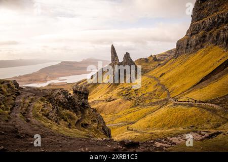 Ein malerischer Blick auf Old man of Storr auf der Isle of Skye, Schottland, mit zerklüfteter Landschaft und Wanderwegen an klaren Tagen Stockfoto