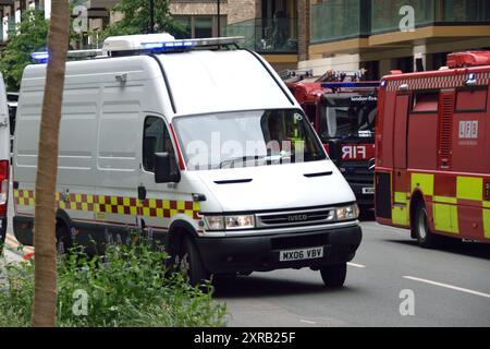 Erkennung, Identifizierung und Überwachung des Fahrzeugs (DIM 003) am 7. August waren verschiedene Fahrzeuge des Londoner Ambulanzdienstes und der Londoner Feuerwehr auf der Riverscape-Baustelle an der Royal Crest Avenue in Silvertown, London Borough of Newham, E16, anwesend. Die LFB schickte eine Kommandoeinheit sowie weitere Spezialfahrzeuge. Stockfoto