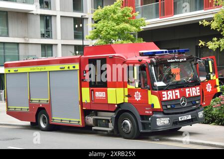 Am 7. August waren verschiedene Fahrzeuge des Londoner Ambulanzdienstes und der Londoner Feuerwehr auf der Riverscape-Baustelle an der Royal Crest Avenue in Silvertown, London Borough of Newham, E16, anwesend. Die LFB schickte eine Kommandoeinheit sowie weitere Spezialfahrzeuge. Stockfoto