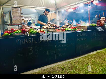 Köche in der Cocina de Galicia unter einem Festzelt mit einem großen Feuer und Fleischkochen während der Semana Grande öffentlichen Veranstaltung Santander Cantabria Spanien Stockfoto