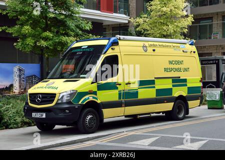 Am 7. August waren verschiedene Fahrzeuge des Londoner Ambulanzdienstes und der Londoner Feuerwehr auf der Riverscape-Baustelle an der Royal Crest Avenue in Silvertown, London Borough of Newham, E16, anwesend. Die LFB schickte eine Kommandoeinheit sowie weitere Spezialfahrzeuge. Stockfoto