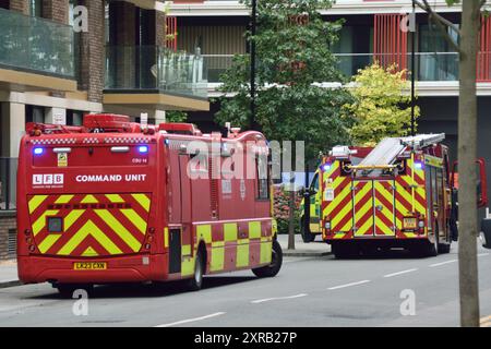 Am 7. August waren verschiedene Fahrzeuge des Londoner Ambulanzdienstes und der Londoner Feuerwehr auf der Riverscape-Baustelle an der Royal Crest Avenue in Silvertown, London Borough of Newham, E16, anwesend. Die LFB schickte eine Kommandoeinheit sowie weitere Spezialfahrzeuge. Stockfoto