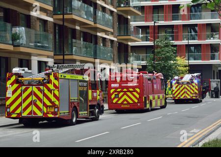 Am 7. August waren verschiedene Fahrzeuge des Londoner Ambulanzdienstes und der Londoner Feuerwehr auf der Riverscape-Baustelle an der Royal Crest Avenue in Silvertown, London Borough of Newham, E16, anwesend. Die LFB schickte eine Kommandoeinheit sowie weitere Spezialfahrzeuge. Stockfoto